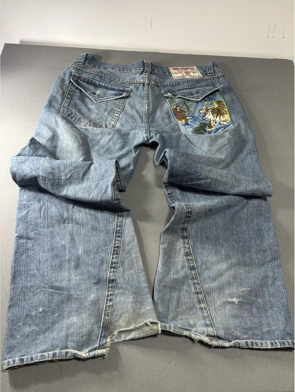 *READ* True Religion Billy Dragon Embroidered Jeans Distressed Broken In